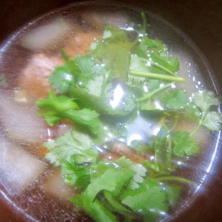 冬瓜とコリアンダーの鶏肉団子スープ